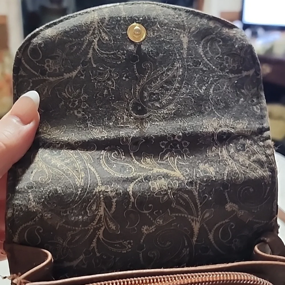 MICHAEL STEVEN'S  CROSSBODY EXPANSION BAG. - Picture 3 of 8